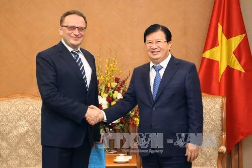 政府副总理郑廷勇（右）28日下午在河内会见白俄罗斯驻越南大使弗拉迪米尔•阿纳托里维奇•戈辛。（图片来源：越通社）