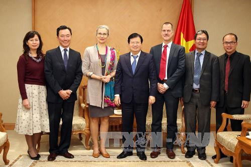 政府副总理郑廷勇与荷兰驻越南大使尼恩可一行合影。（图片来源：越通社）