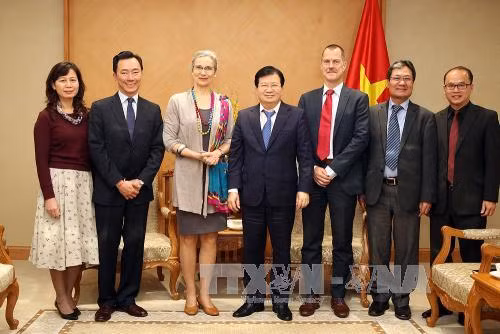 政府副总理郑廷勇与荷兰驻越南大使尼恩可一行合影。（图片来源：越通社）