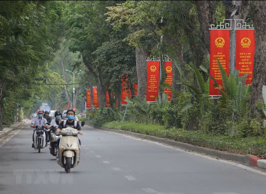 黄耀街上挂满选举宣传海报和标语。图片来源：越通社