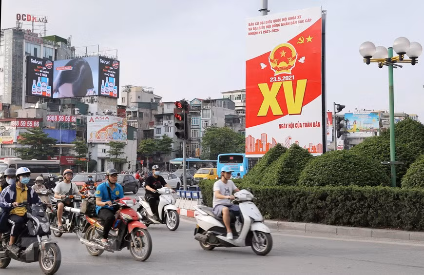 河内市大街上挂满选举宣传海报和标语。图片来源：越通社