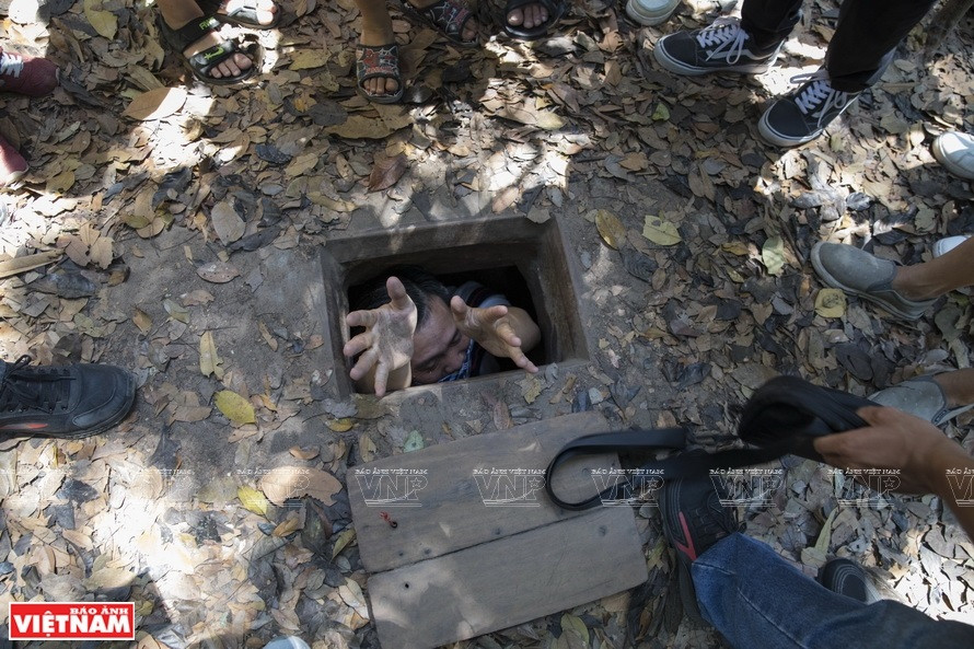 游客从地道钻出。图片来源：越南画报