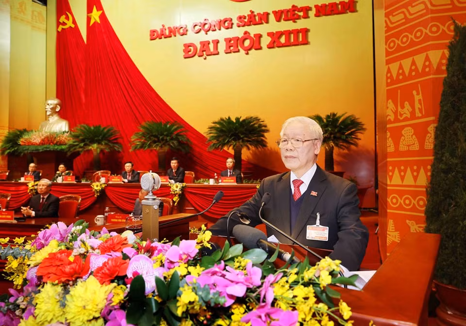 越共第十三届中央总书记、国家主席阮富仲代表越共第十三届中央委员会发表讲话。图自越通社