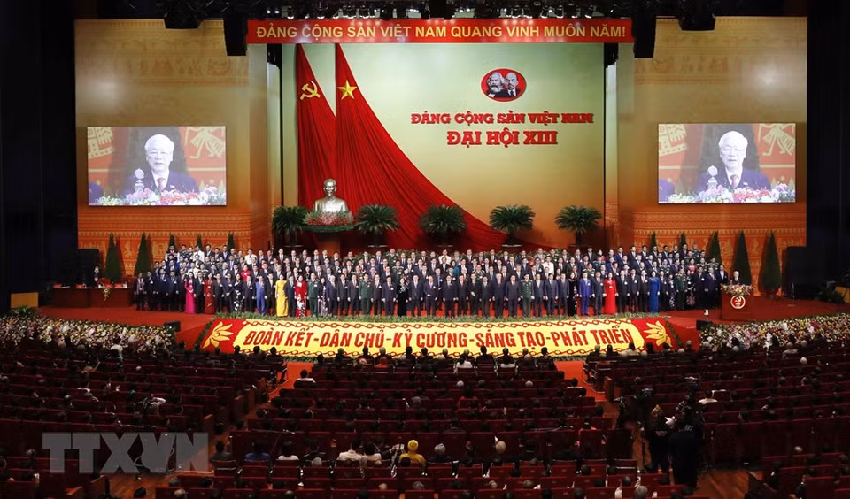 越共第十三届中央总书记、国家主席阮富仲代表越共第十三届中央委员会发表讲话。图自越通社