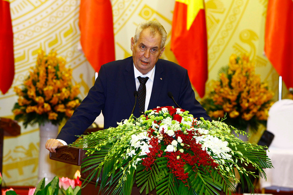 米洛什·泽曼总统在招待宴会上发表讲话。