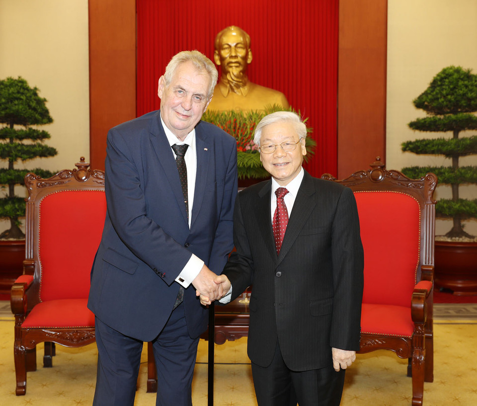 越共中央总书记阮富仲6月7日下午在党中央总部亲切会见会见正在对越南进行国事访问的捷克共和国总统米洛什·泽曼。