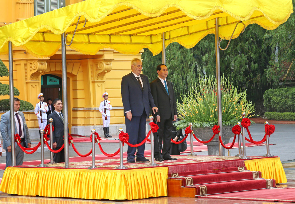 6月7日上午在主席府，越南国家主席陈大光已主持隆重仪式，欢迎米洛什·泽曼总统和夫人访越。