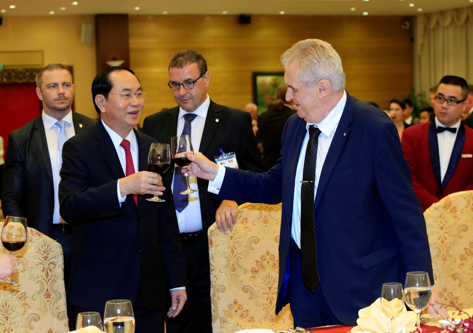 当天晚上，陈大光主席和夫人隆重举行宴会，欢迎米洛什·泽曼总统和夫人访越。