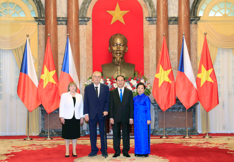 陈大光主席和夫人与米洛什·泽曼总统和夫人合影。