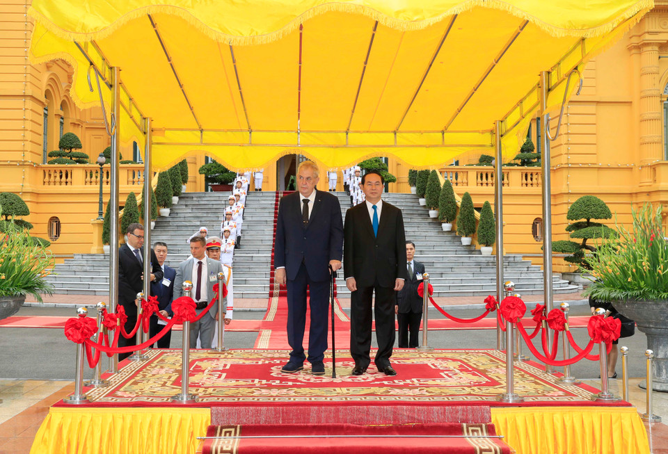 6月7日上午在主席府，越南国家主席陈大光已主持隆重仪式，欢迎米洛什·泽曼总统和夫人访越。