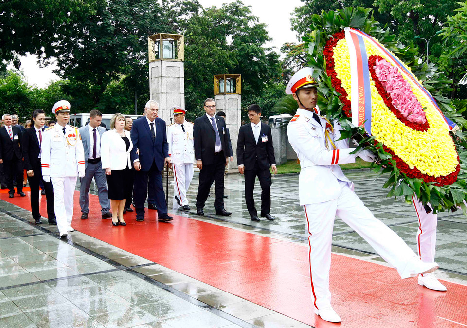 此前，米洛什·泽曼总统一行前往越南英雄烈士纪念台敬献花圈。