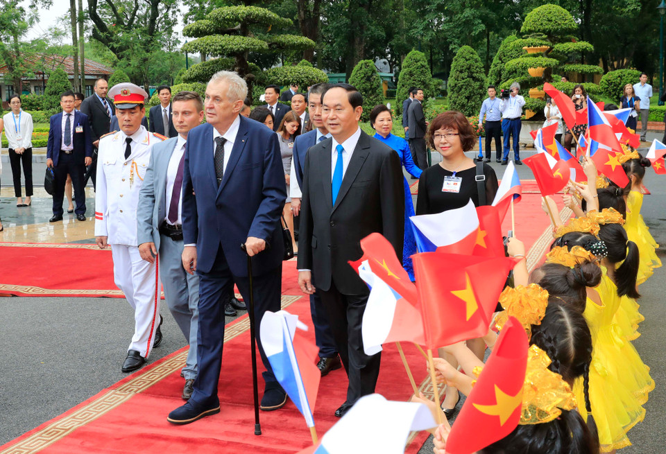6月7日上午在主席府，越南国家主席陈大光已主持隆重仪式，欢迎米洛什·泽曼总统和夫人访越。