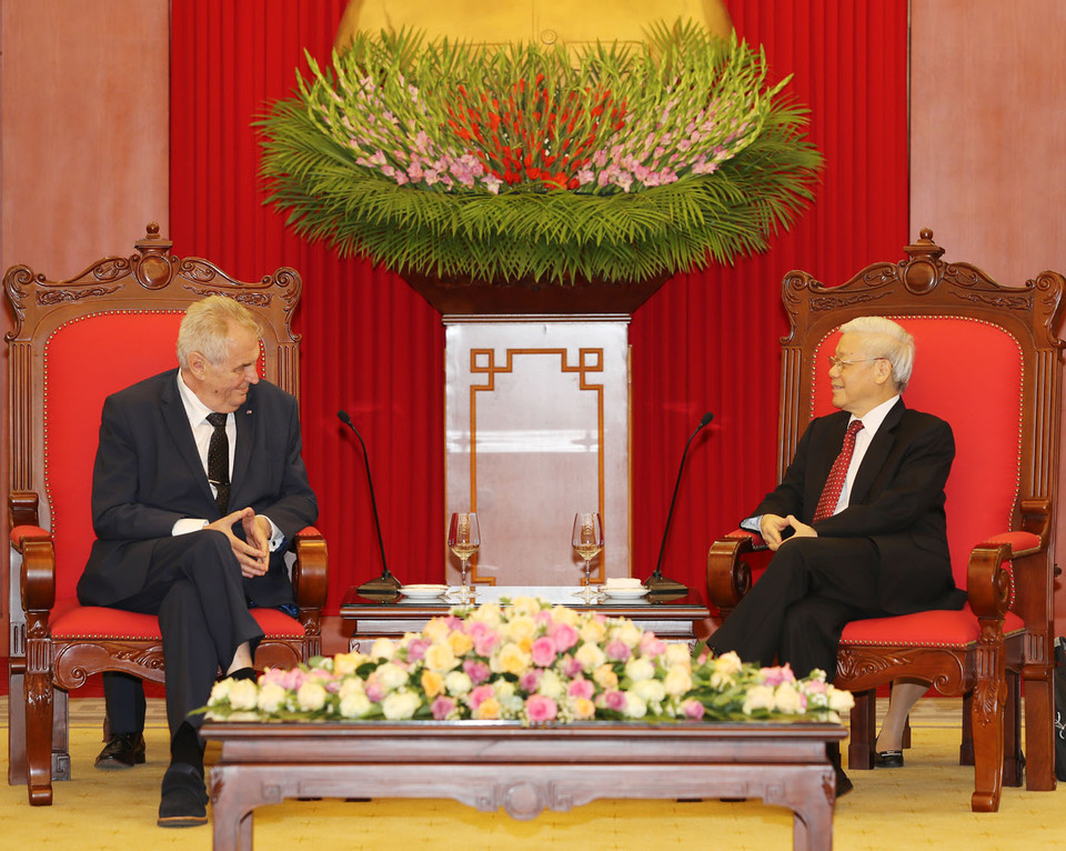 越共中央总书记阮富仲6月7日下午在党中央总部亲切会见会见正在对越南进行国事访问的捷克共和国总统米洛什·泽曼。