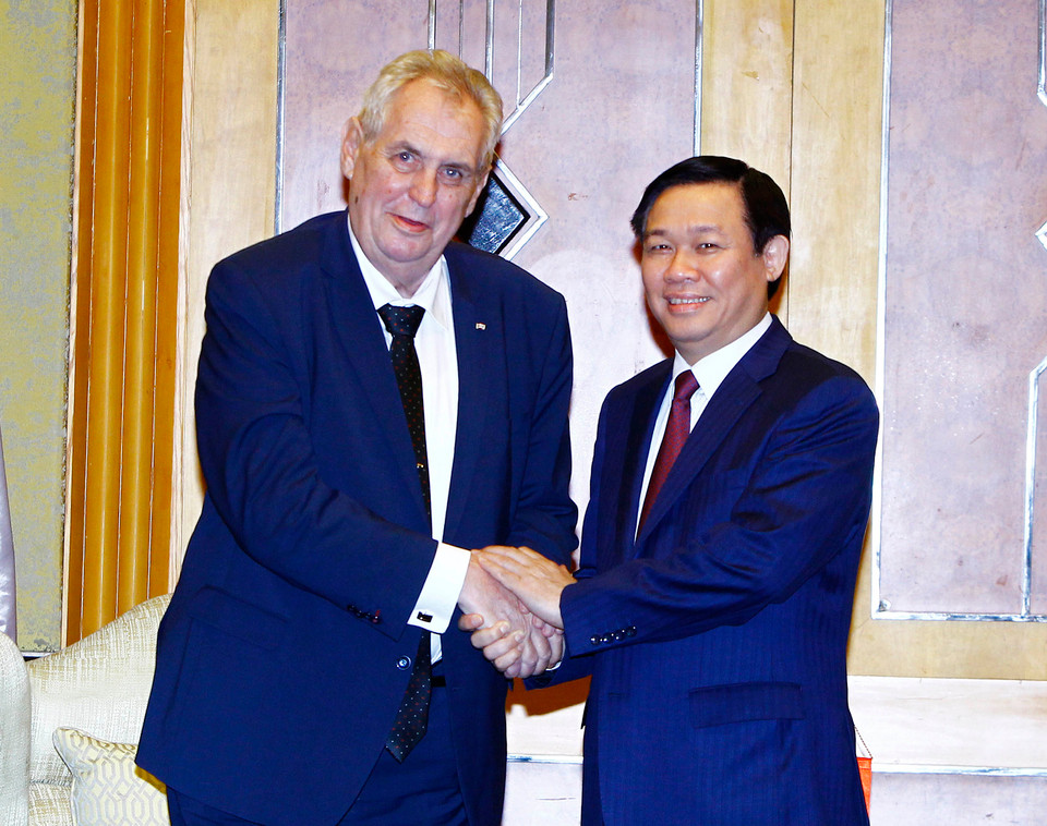 越南政府副总理王廷惠6月7日在河内会见正在对越南进行国事访问的捷克共和国总统米洛什·泽曼。