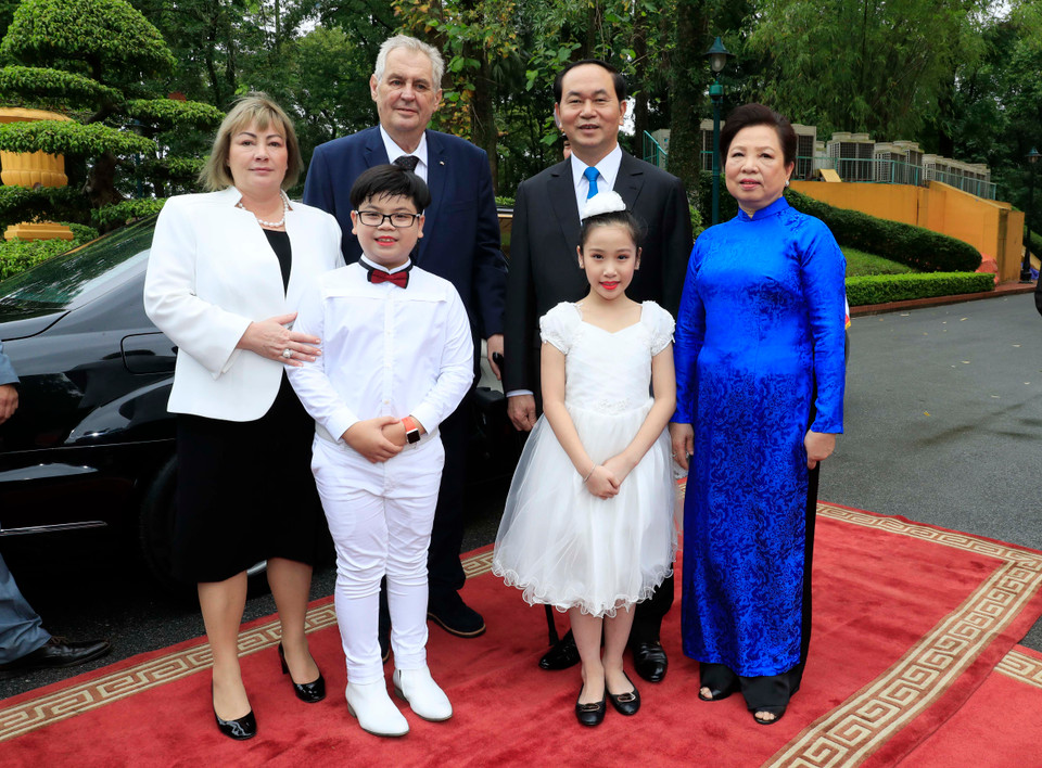 6月7日上午在主席府，越南国家主席陈大光已主持隆重仪式，欢迎米洛什·泽曼总统和夫人访越。