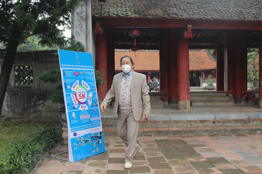 据文庙-国子监科学文化事务中心的消息，开放期间，文庙-国子监科学文化事务中心将继续严格按照卫生部的要求展开各项新冠肺炎疫情防控工作。文庙-国子监科学文化事务中心主任黎春骄表示，为了确保游客的安全，该中心准备了体温测量仪和消毒洗手液。进入文庙-国子监遗迹观光旅游之前，所有游客都需进行体温测量、洗手消毒、佩戴口罩等。图自Vietnam+