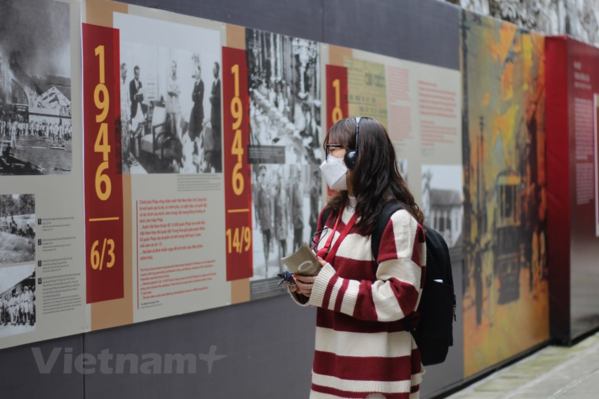 在壬寅年伊始，河内市各处遗迹在长期间因新冠肺炎疫情关闭后已重新开放，迎接游客前来参观。据本台记者报道，馆使、镇国、万年、早策、福庆和西湖府等寺、庙据文庙国子监科学文化事务中心的消息，开放期间，文庙国子监科学文化事务中心将继续严格按照卫生部的要求展开各项新冠肺炎疫情防控工作。图自Vietnam+发展人力资源，满足旅游复苏的要求。图自Vietnam+