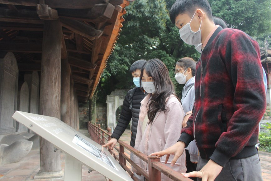 文化体育旅游局还要求各郡（县，市）和有关机关指导和引导各历史文化遗迹区制定疫情防控方案和计划，做好各方面的准备。各地方鼓励参加在各遗迹区举行的各项活动的游客需接种两剂新冠疫苗以上有72小时内新冠病毒PCR检测阴性结果，在各历史文化遗迹区前放置洗手液等。图自Vietnam+