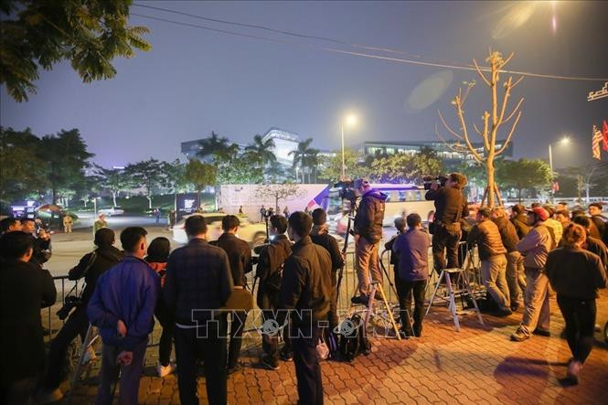 许多国际记者聚集在JW万豪酒店前等候特朗普的到来。越通社记者 仲达 摄