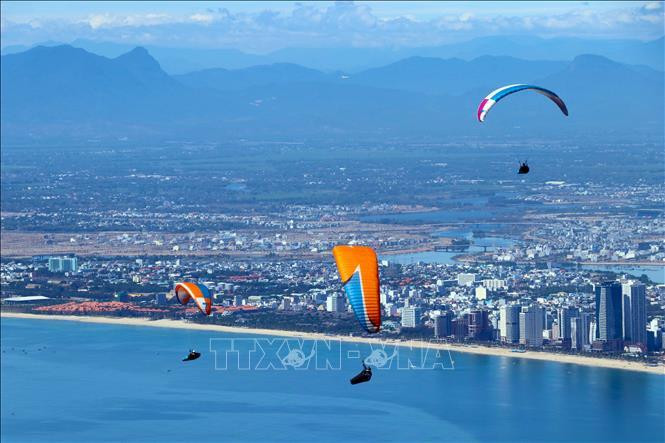 来自全国各地的滑翔伞运动员都展示了各自高超的飞行技能。越通社记者 陈黎林 摄