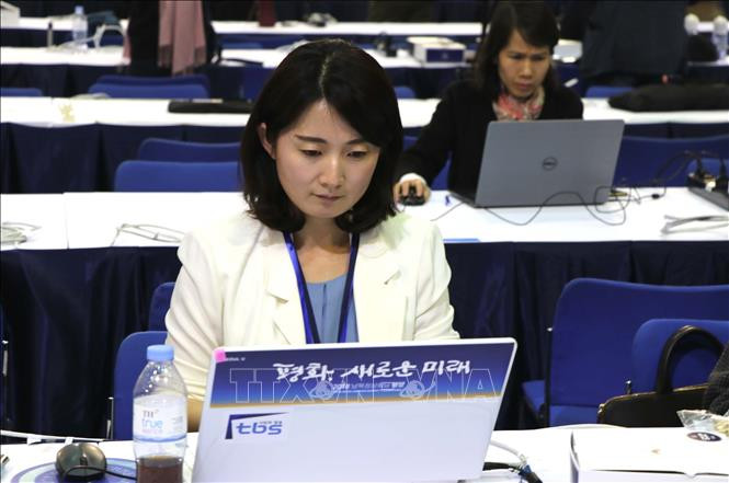 外国媒体记者在国际新闻中心进行报道。越通社记者 明东 摄