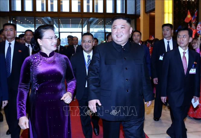 国会主席阮氏金银迎接朝鲜领导人金正恩。图自越通社。 