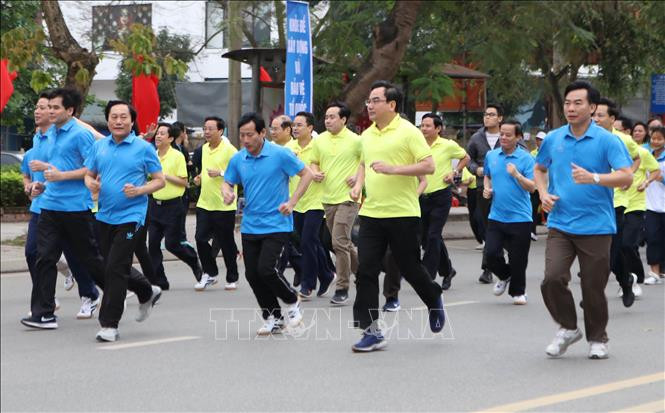 富寿省各阶层人民响应全民健身奥林匹克长跑日。图自越通社
