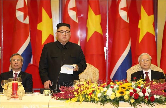 金正恩在晚会上发表讲话。越通社记者 智勇 摄