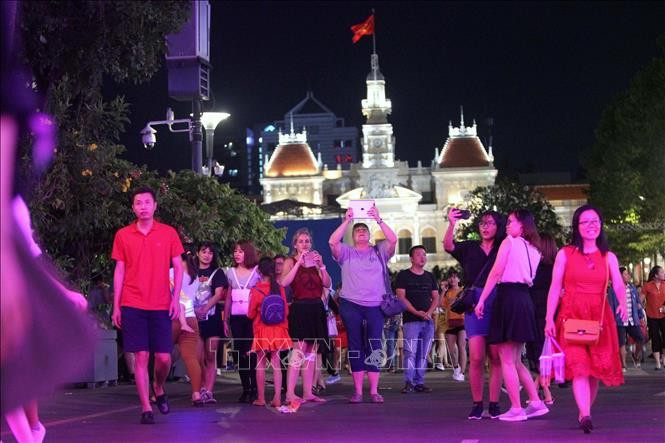 胡志明市居民喜迎2019年新年到来。越通社记者青武 摄