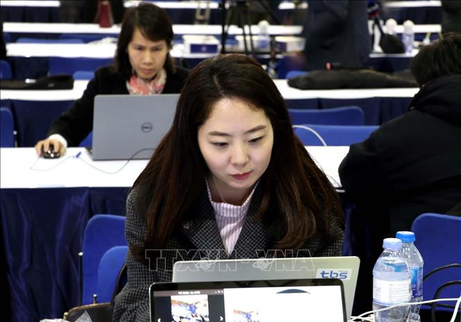 外国媒体记者在国际新闻中心进行报道。越通社记者 明东 摄