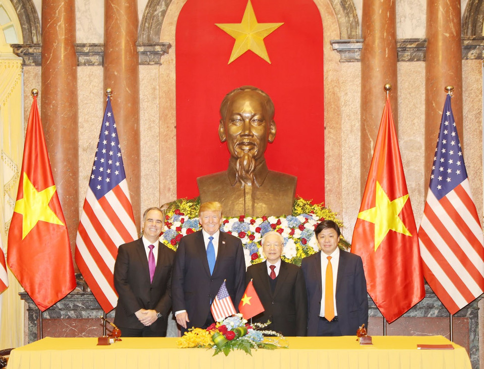 越捷副董事长阮青雄与GE航空集团执行副总裁帕克森（Allen Paxson）签署飞机发动机保修协议。越捷供图