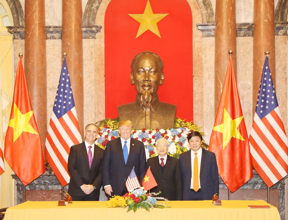 越捷副董事长阮青雄与GE航空集团执行副总裁帕克森（Allen Paxson）签署飞机发动机保修协议。越捷供图