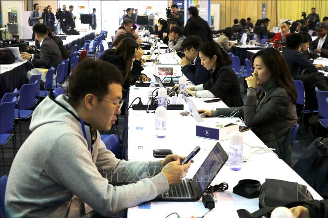 外国媒体记者在国际新闻中心进行报道。越通社记者 明东 摄