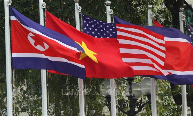 在河内街道上飘扬的美朝国旗。图自越通社