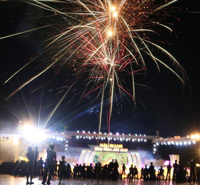 后江省在渭江市绽放烟花迎来2019年新年。越通社记者维羌 摄