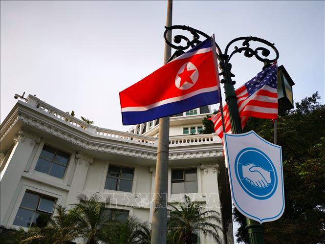 希尔顿河内歌剧酒店（Hilton Opera）地区也悬挂美朝两国国旗和握手标志。越通社记者 成达 摄