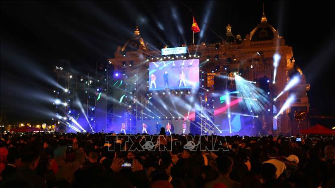 2018年12月31日晚在河内市大剧院前举行的2019年河内倒计时Countdown Party 2019”活动吸引数千人前来参加。越通社记者 成达 摄