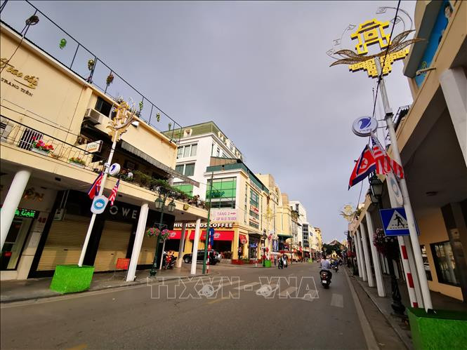 长钱街道上悬挂两国国旗。越通社记者 成达 摄