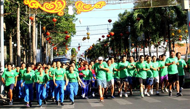 永隆省各阶层人民响应全民健身奥林匹克长跑日。图自越通社