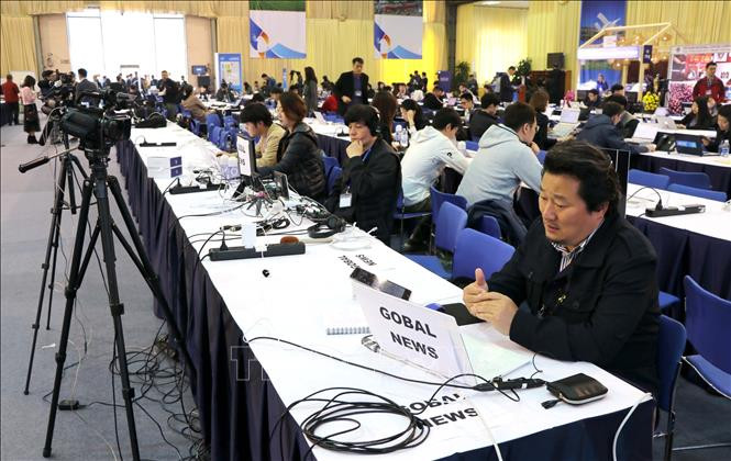 外国媒体记者在国际新闻中心进行报道。越通社记者 明东 摄