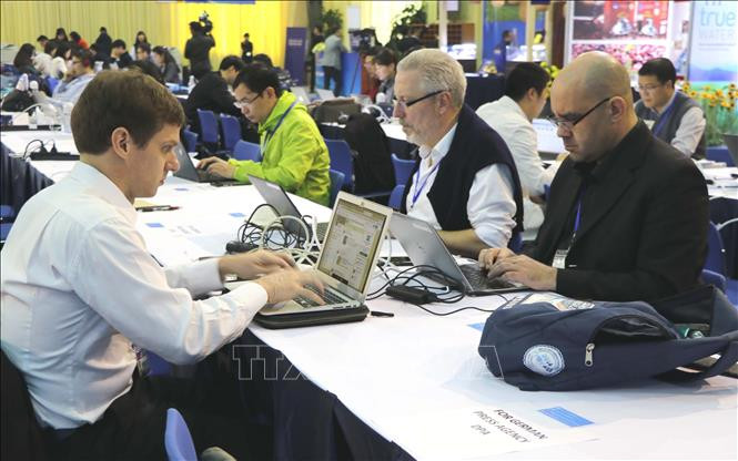 外国媒体记者在国际新闻中心进行报道。越通社记者 明东 摄