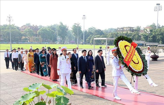 由河内市委、人民议会、人民委员会、越南祖国阵线河内市委员会领导人组成的代表团拜谒胡志明主席陵墓。越通社记者 杨江 摄