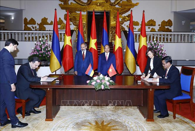 两位总理见证了越亚两国在教育领域的合作协议的签署。图自越通社