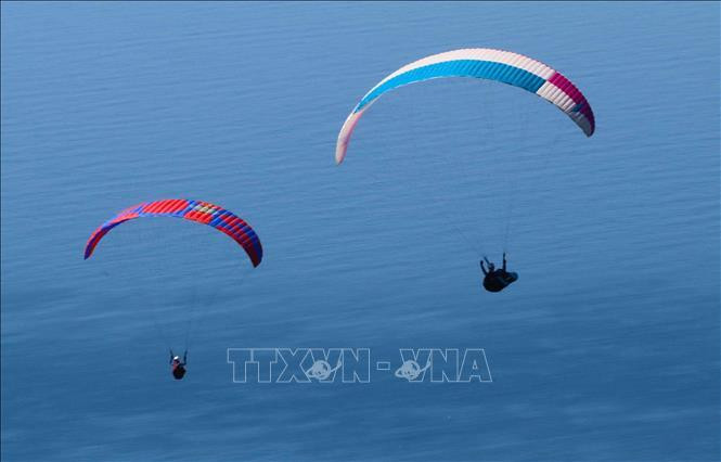 来自全国各地的滑翔伞运动员都展示了各自高超的飞行技能。越通社记者 陈黎林 摄