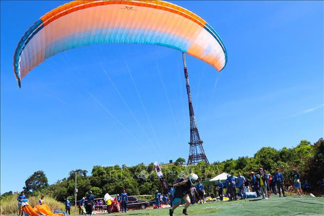 滑翔伞运动员从山茶半岛出发。陈黎林 摄