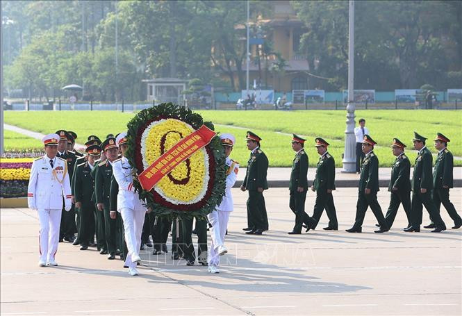 越共中央军委和国防部代表团拜谒胡志明陵墓。越通社记者 杨江 摄