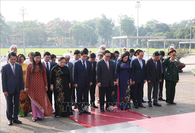 由河内市委、人民议会、人民委员会、越南祖国阵线河内市委员会领导人组成的代表团拜谒胡志明主席陵墓。越通社记者 杨江 摄
