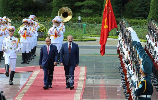 两国总理检阅仪仗队。图自越通社