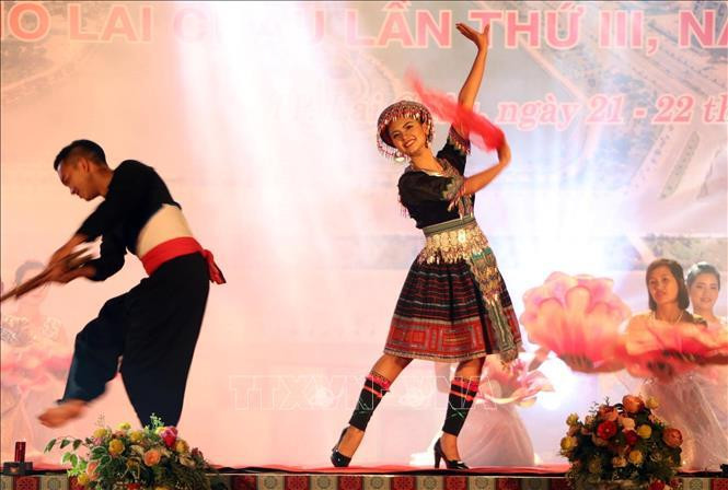 开幕式上的蒙族服装秀。越通社记者 贵忠 摄