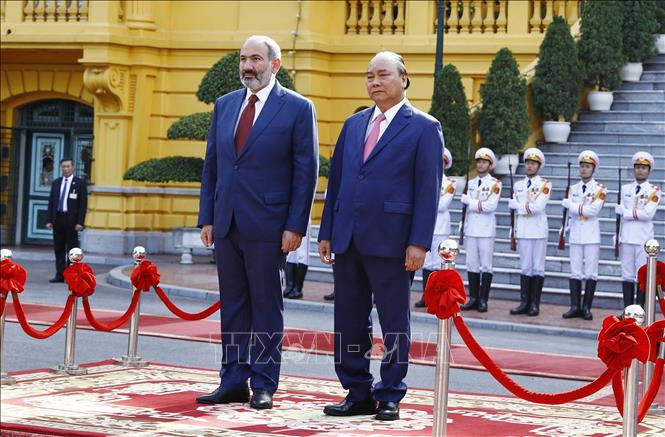 政府总理阮春福(右)与亚美尼亚总理帕希尼扬登上检阅台。图自越通社